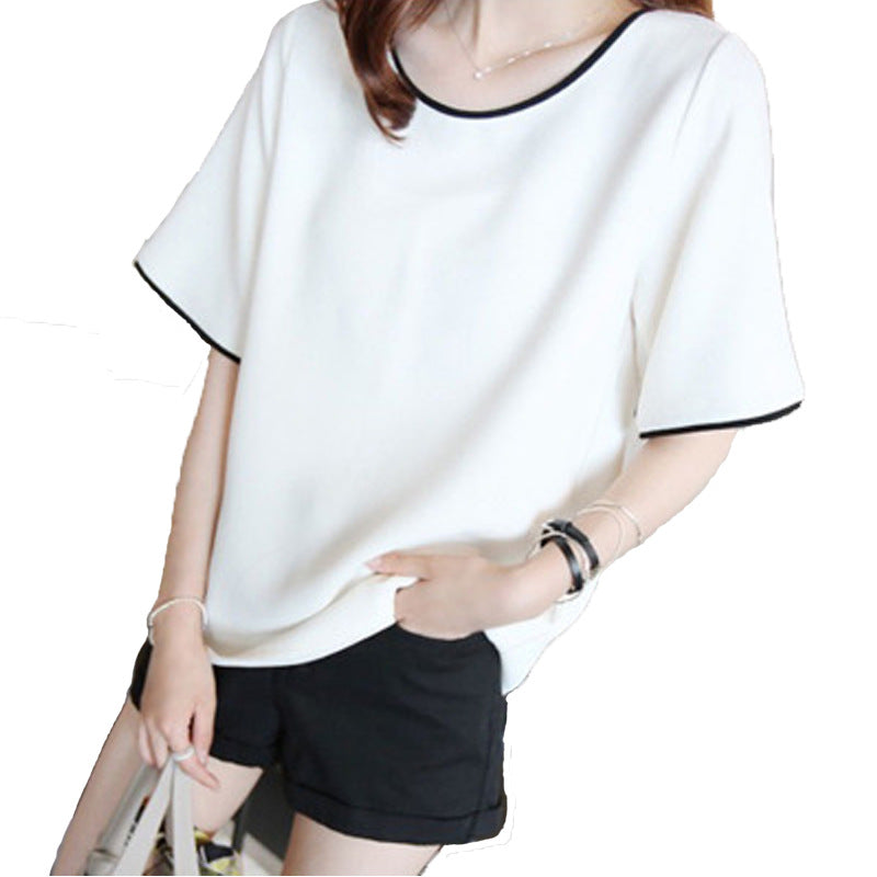 Woman wearing Casual Solid Color Short Sleeve T-Shirt in a park