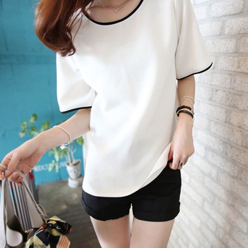 Woman wearing Casual Solid Color Short Sleeve T-Shirt in a park