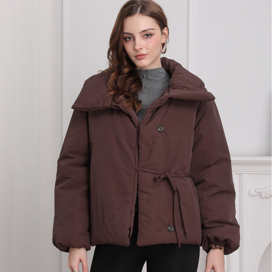 Woman wearing elegant loose fit jacket in a casual setting