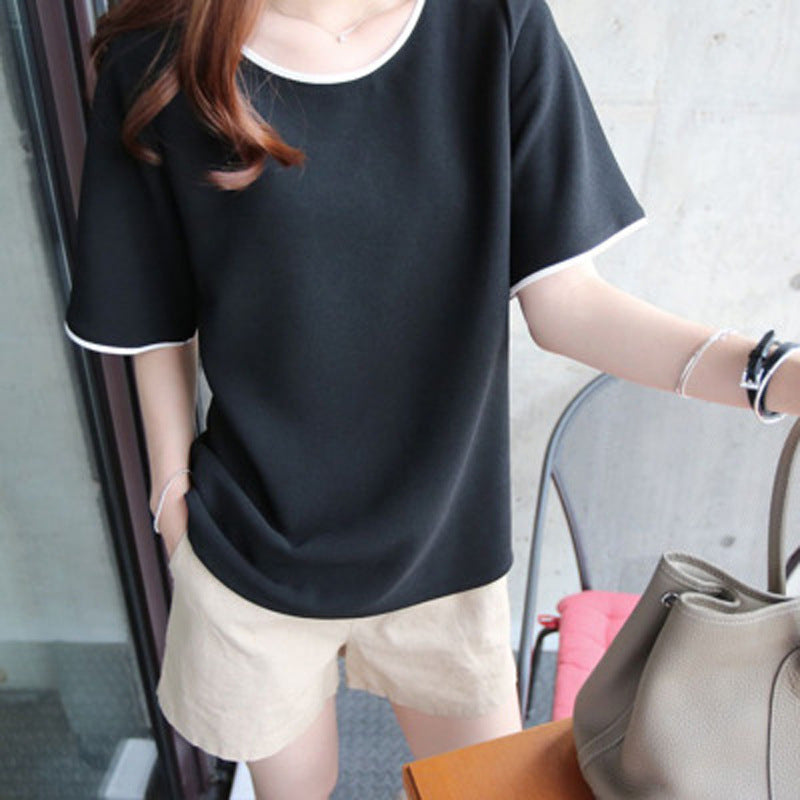 Woman wearing Casual Solid Color Short Sleeve T-Shirt in a park
